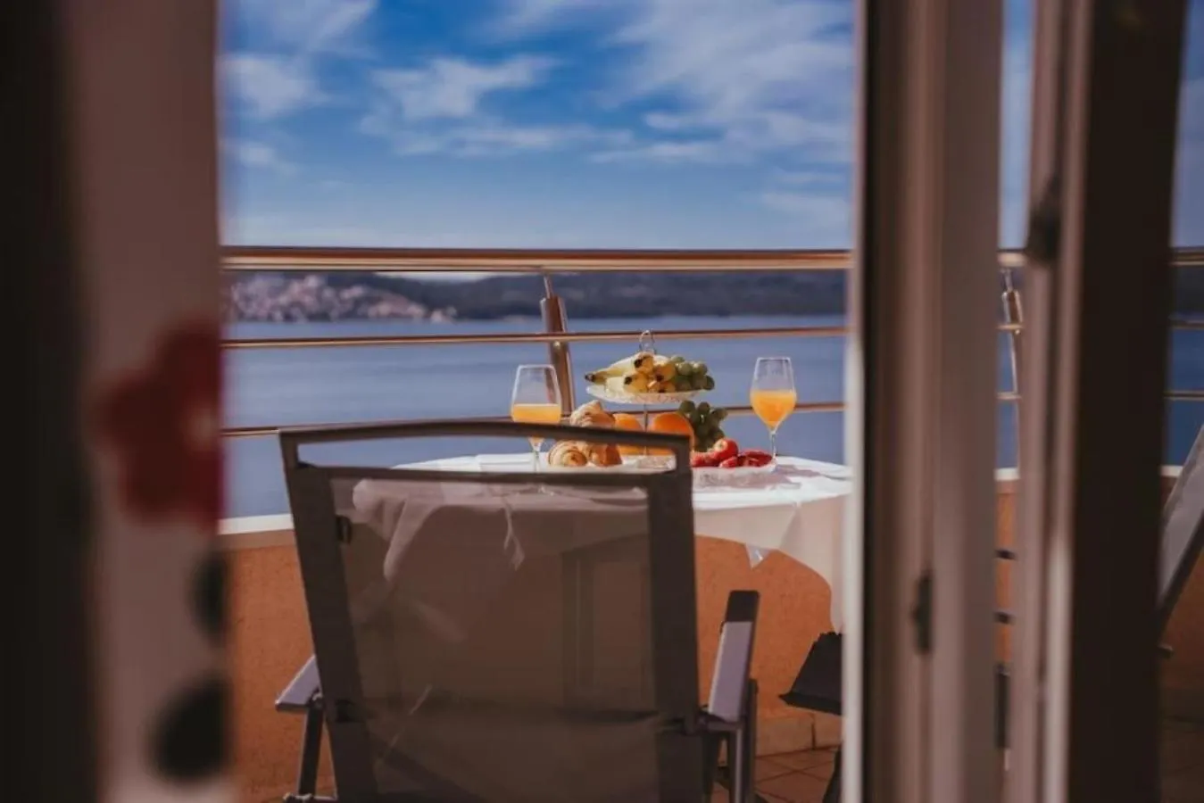 Lovely 1-Bedroom Apt W/ Seaview + Free Parking Trogir 0*,