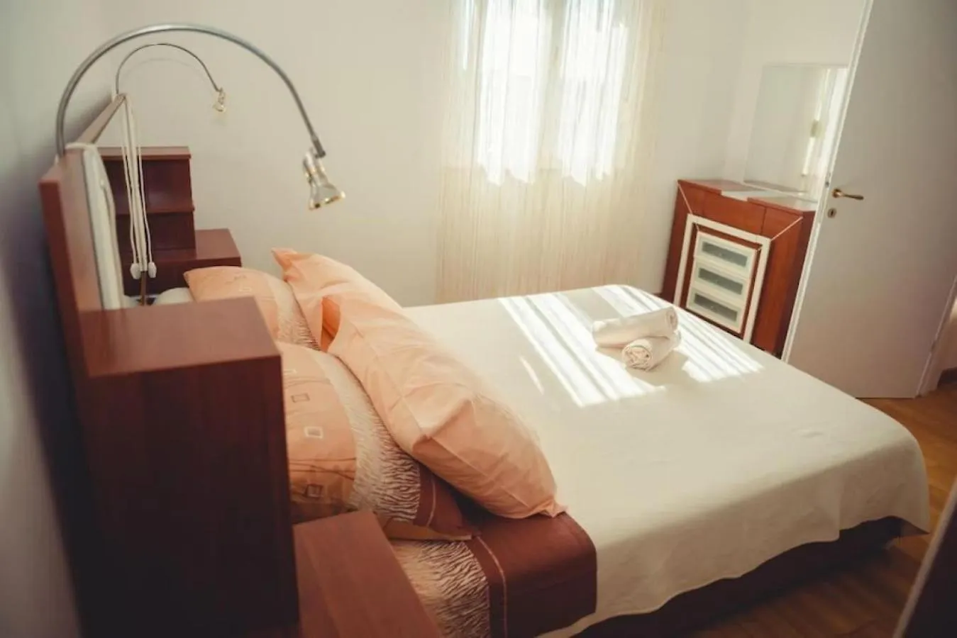 Lovely 1-Bedroom Apt W/ Seaview + Free Parking Trogir 0*,