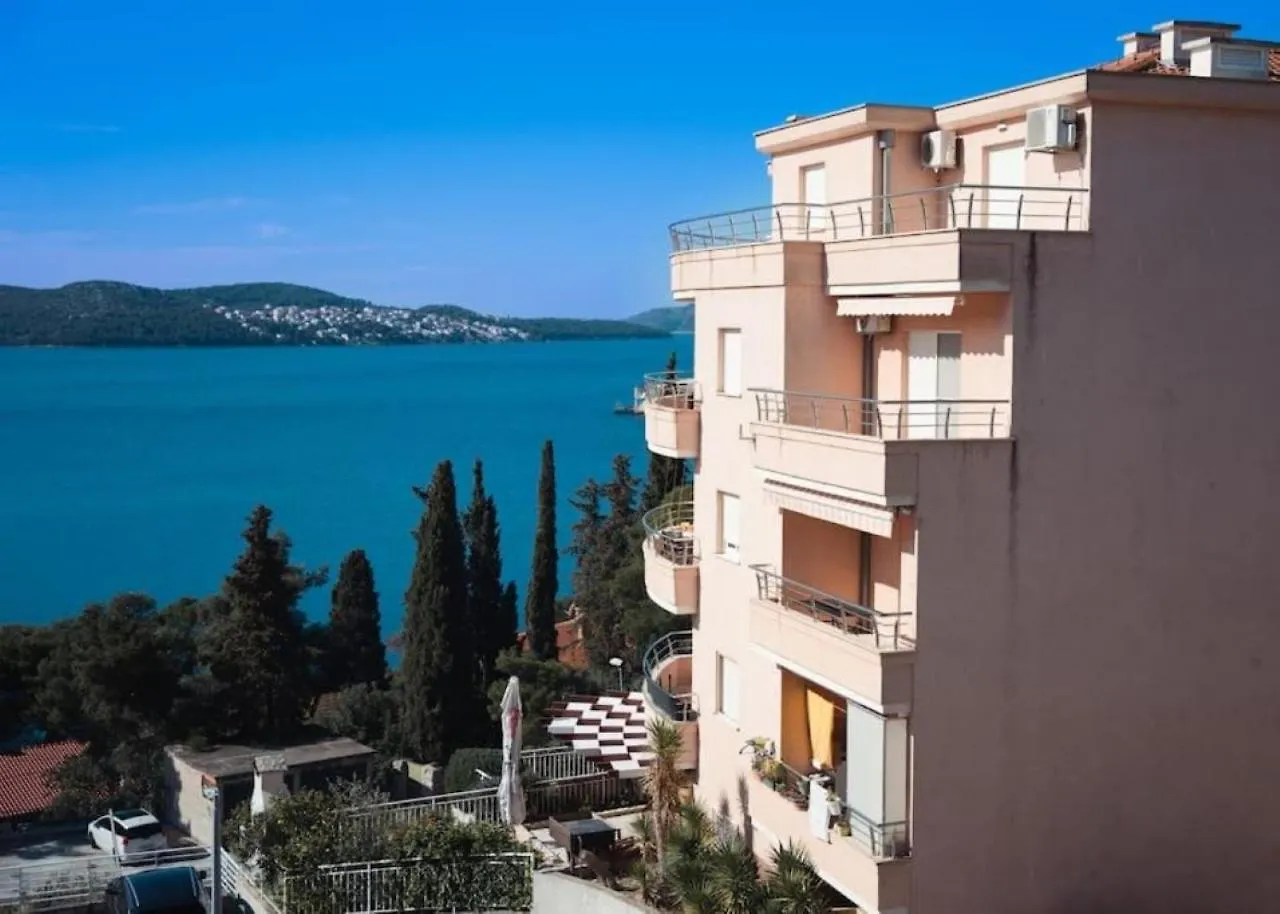 Lovely 1-Bedroom Apt W/ Seaview + Free Parking Trogir Apartment