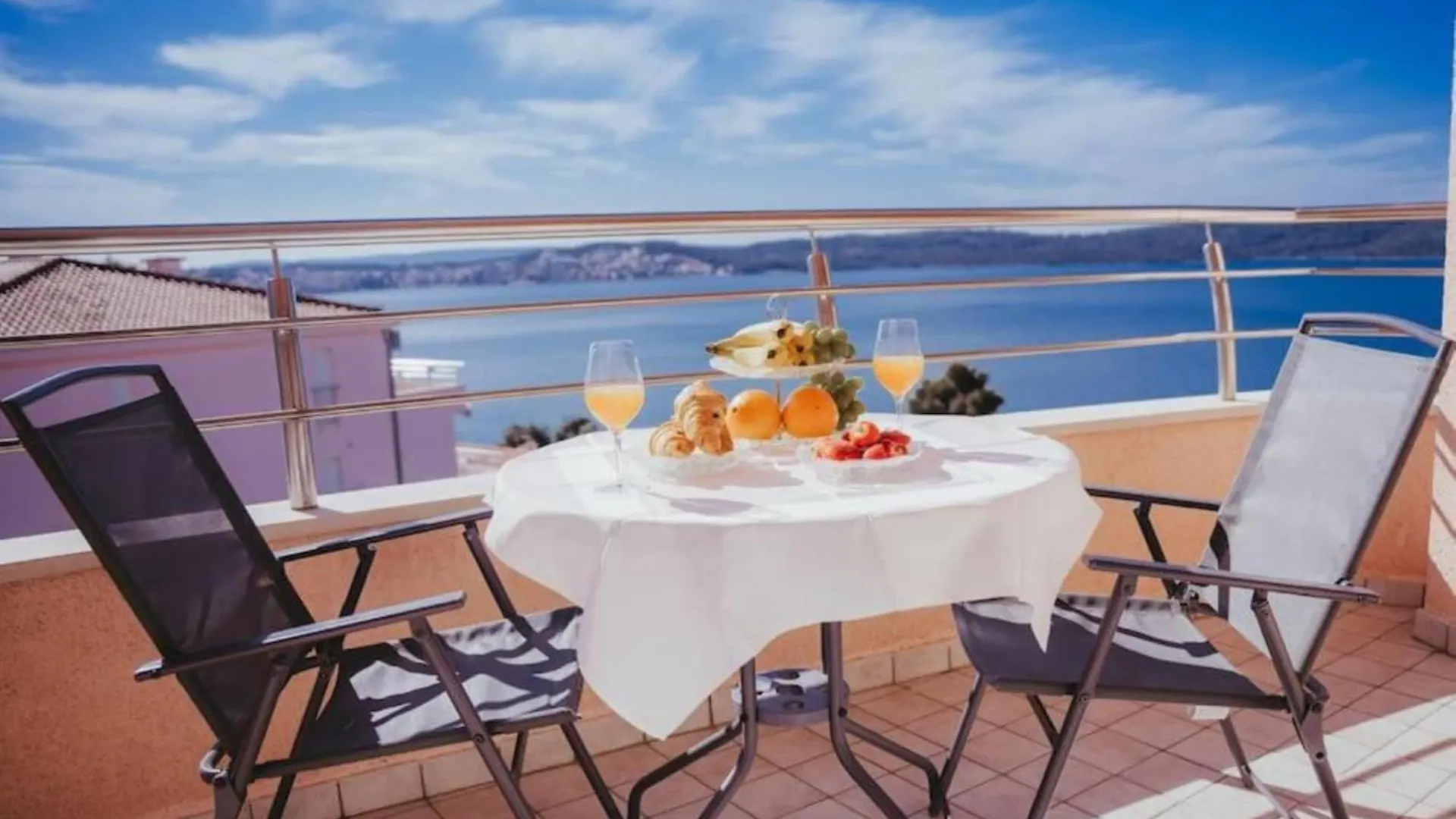 Lovely 1-Bedroom Apt W/ Seaview + Free Parking Trogir
